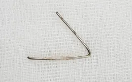 Lấy đoạn kim loại dài 7cm gấp khúc cài vào... thành họng bé gái