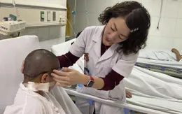 Bé gái 8 tuổi đứt rời da đầu do bị cuốn tóc vào bánh xe