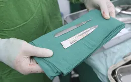 Hơn 5 tiếng phẫu thuật lấy lưỡi dao trong ổ bụng bệnh nhân
