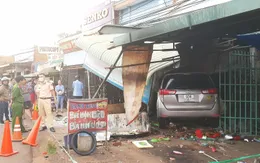 Xe Innova tông sập quán ăn, 1 người bị thương nặng