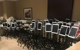 Đau lòng hình ảnh những chiếc iPad "xếp hàng" dài giúp bệnh nhân COVID-19 từ biệt người thân
