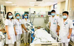 Ngã đập đầu sau khi bị trâu húc vào xe, người đàn ông nguy kịch