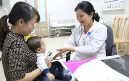 Nhiều trẻ nhập viện trong tình trạng nặng do bố mẹ sợ dịch COVID-19 không cho đi khám