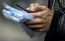 Vệ sinh điện thoại quan trọng hơn đeo khẩu trang