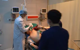Cứu người đàn ông bị đứt lìa cánh tay, không được sơ cứu đúng cách