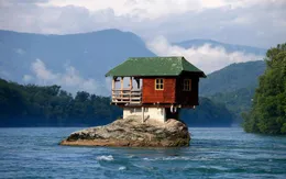 Những ngôi nhà ở vị trí "ất ơ" khó hiểu