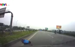 Bị ô tô đâm hất tung vì băng tắt ngang cao tốc
