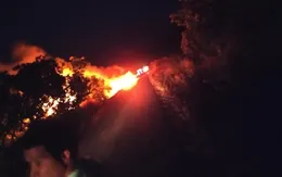 Xe bồn chứa xăng bốc cháy, lái xe thoát nạn