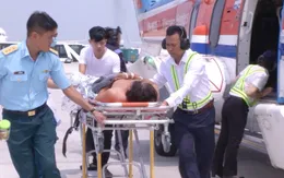 Theo trực thăng đi cấp cứu hai ngư dân chấn thương nặng ở huyện đảo Trường Sa về đất liền.