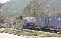 Có hiện tượng người dân đu bám tàu hàng trốn chốt kiểm soát dịch