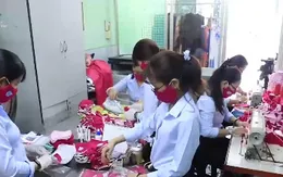 Cán bộ phụ nữ "tăng ca" may khẩu trang cho người dân