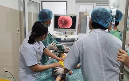 Bé 4 tuổi nuốt kim bơm bóng khi chơi cùng chị