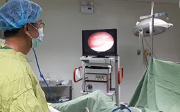 Ống thông JJ đứt đoạn trong niệu quản người đàn ông vì... quên tái khám