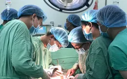 Cứu sản phụ nhau tiền dạo trung tâm cài răng lược xâm lấn bàng quang