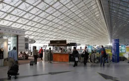 Giải cứu 46 người Việt Nam mắc kẹt ở sân bay Pháp
