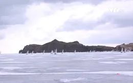 Thú vị cuộc đua thuyền trên băng ở hồ Baikal
