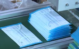 Sống an toàn mùa dịch: Mẹo đeo khẩu trang thêm an toàn bằng 1 chiếc khăn giấy
