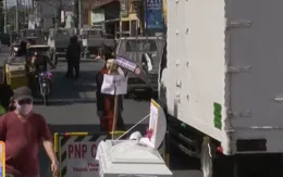 Đặt quan tài, đầu lâu giữa đường nhắc nhở người dân hạn chế ra đường