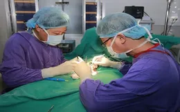 Bé trai 14 tuổi bị hoại tử tinh hoàn do tuyến dưới chẩn đoán nhầm