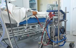 Vẫn còn bệnh nhân mắc COVID-19 phải thở máy, lọc máu