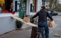 Sáng kiến vận chuyển đồ ăn bằng máng trượt