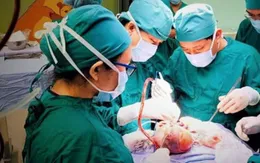 Cứu bé trai bị xe máy tông vào bụng, vỡ bàng quang