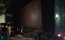 Hai vụ xe máy tông đuôi xe container xảy ra tại TP.HCM, 2 người nguy kịch