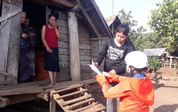 Thầy cô giáo vượt khó khăn tới tận thôn buôn giao bài tập cho học sinh