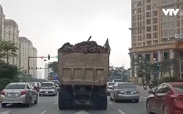 Xe chở bùn đất không che chắn ngang nhiên lưu thông trên đường Hà Nội