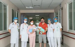 Hai bé sơ sinh trong cặp sinh ba tại khu cách ly được ra viện