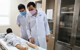Phẫu thuật cho trẻ mất da gót chân khi ngồi sau xe đạp