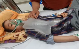 Bé trai ngộ độc nguy kịch vì tưởng thuốc cai nghiện là siro dâu