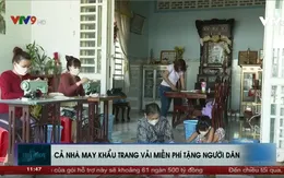 Cả nhà may khẩu trang tặng người dân