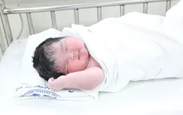 Vừa chào đời, bé gái có cân nặng 6kg