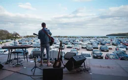 Ngồi ô tô xem concert, kiểu giải trí độc đáo mới thời COVID-19