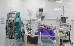 Chỉ cảm sốt sau khi đi mưa, người đàn ông suy hô hấp nguy kịch