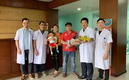 Cứu sống bé gái người Lào 1 tuổi với khối nang phổi khổng lồ