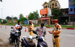 Dừng xe dắt bộ, gọi điện thoại cho người thân... khi bị phát hiện vi phạm giao thông