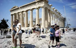 Nhiều nước châu Âu quyết "mạnh tay" để phục hồi du lịch