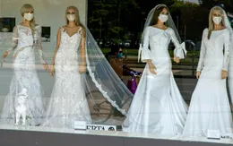 Khẩu trang lộng lẫy dành cho cô dâu