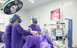 Bóc tách màng phổi cho thiếu niên 15 tuổi bị ổ cặn trong phổi
