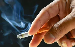 Bé 32 tháng bị bỏng giác mạc do điếu thuốc lá đang cháy chọc vào mắt