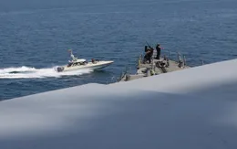 Mỹ cảnh báo tàu nước ngoài tránh xa tàu chiến Mỹ 100m