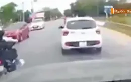 VIDEO: Xe máy vượt ẩu tông trúng bà lão đi bộ sang đường