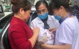 Trên đường đi đẻ bị tắc đường, sản phụ đẻ con trên xe taxi
