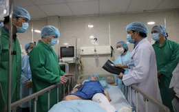 (Cập nhật) Sự việc cây bật gốc đè học sinh: Báo động đỏ cứu học sinh bị thương nặng