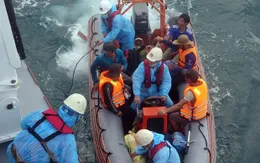 Chìm tàu cá, 13 thuyền viên được cứu sống