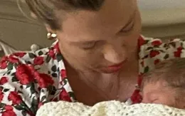 Thủ tướng Anh lấy tên bác sĩ chữa trị COVID-19 đặt cho con trai