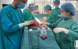 Lần đầu tiên kết hợp đại phẫu "3 trong 1" điều trị cho nam bệnh nhân ung thư dạ dày xâm lấn