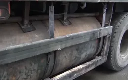 Gắn thùng xăng dầu phụ dưới gầm rơ moóc để buôn lậu qua biên giới
